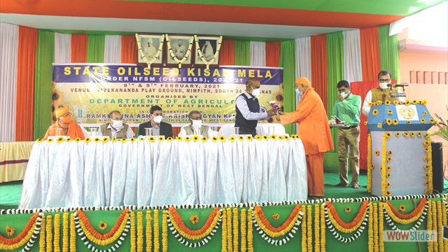 Swami Sadananda Maharaj, Chairman of RAKVK welcoming the dignitaries at the State Oilseed Kisan Mela