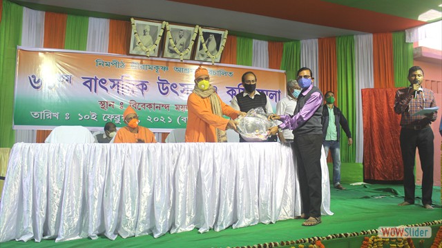 Distribution of prize to a successful farmer in the Agricultural Exhibition of RAKVK as part of Ashram Annual Celebration